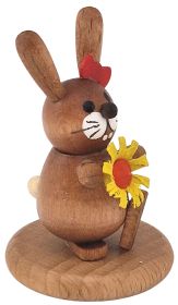 Hase auf Sockel mit Blume