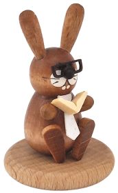 Hase auf Sockel mit Buch