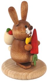 Hase auf Sockel mit Möhre