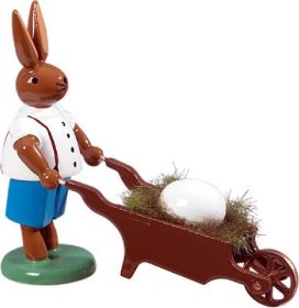 Osterhase mit Schubkarre und Ei