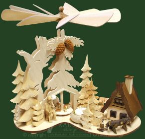Tannenpyramide, geschnitzter Jäger Tannenpyramide, geschnitzter Jäger