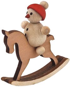 Schneemannkind mit Schaukelpferd Schneemannkind mit Schaukelpferd