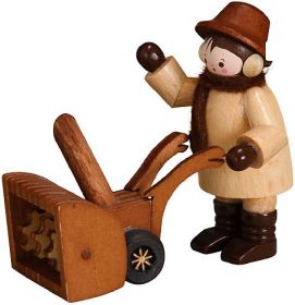 Mann mit Schneefräse