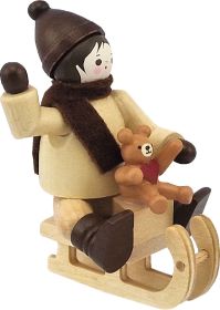 Winterkind mit Teddy auf Schlitten, natur