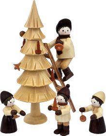 Weihnachtsbaum schmücken, natur
