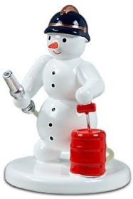 Schneemann Feuerwehrmann mit Spritze Schneemann Feuerwehrmann mit Spritze
