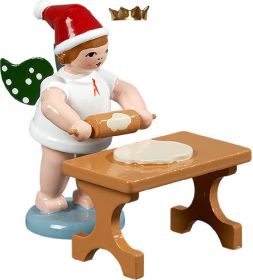 Weihnachtsengel mit Teigrolle am Tisch, mit Krone