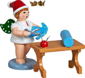 Weihnachtsengel mit Schere und Schneidertisch, mit Krone