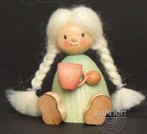 Finja mit Tasse Finja mit Tasse