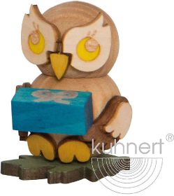 Eulenkind mit Geschenk