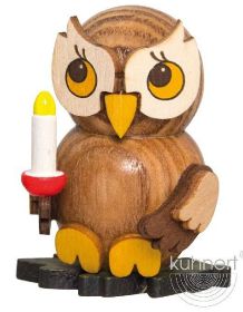 Eulenkind stehen mit Kerze