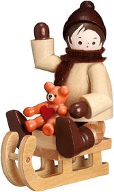 Winterkind mit Teddy auf Schlitten, natur