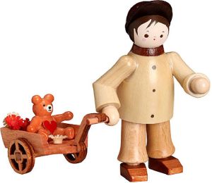 Mein kleiner Freund - Junge mit Teddy im Wagen
