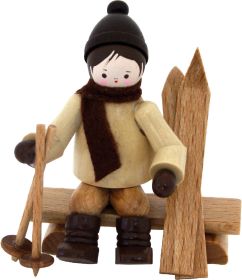 Winterkind sitzend auf Bank, natur