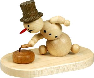 Schneemann - Curlingspieler mit Stein