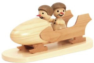 Schneemann Junior im Zweierbob mit Helm