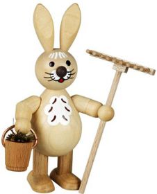 Osterhase mit Eimer und Rechen