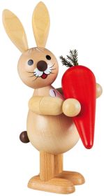 Osterhase mit großer Möhre