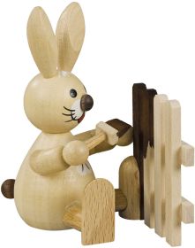 Osterhase beim Zaunstreichen