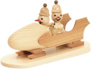 Schneemann Junior im Zweierbob mit Mütze