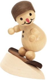 Schneemann Junior auf Schneewehe mit Helm