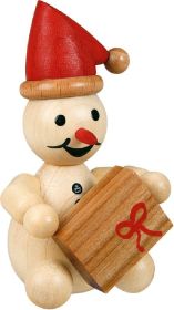 Schneemann Junior als Weihnachtswichtel mit Geschenk und roter Mütze
