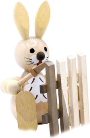 Osterhase beim Zaunstreichen, mittelgroß