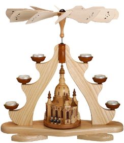Pyramide mit großer Dresdner Frauenkirche, Sängern und Bäumchen Pyramide mit großer Dresdner Frauenkirche, Sängern und Bäumchen