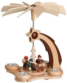 Pyramide Sternschnuppe mit Waldfiguren für 4 Teelichter Pyramide Sternschnuppe mit Waldfiguren für 4 Teelichter
